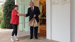 טראמפ קיבל משלוח והכריז: "איראן התקשרה"