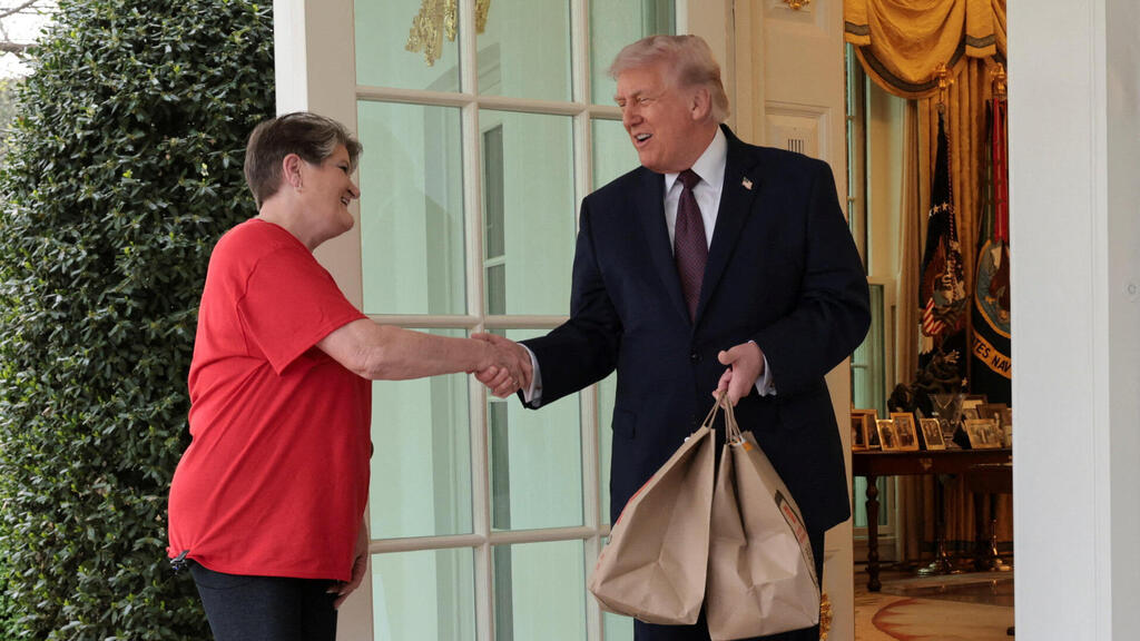 Шэрон Симмонс и Дональд Трамп (Фото: REUTERS/Jonathan Ernst) דונלד טראמפ