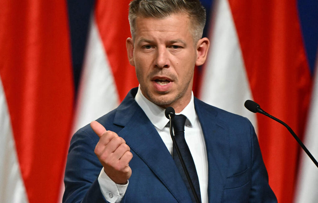 ראש ממשלת הונגריה הנבחר פטר מדיאר מסיבת עיתונאים יום אחרי הניצחון