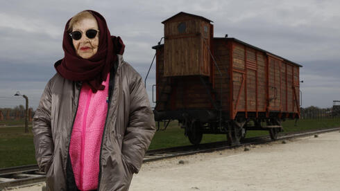 רינה צ'צ'קס אקסלברד במחנה בירקנאו