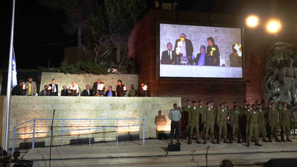 Holocaust survivors light memorial torches at Yad Vashem Holocaust Remembrance Day ceremony (Photo: Ronen Zvulun/ Reuters) ניצולי שואה מדליקי משואות טקס יום השואה יד ושם