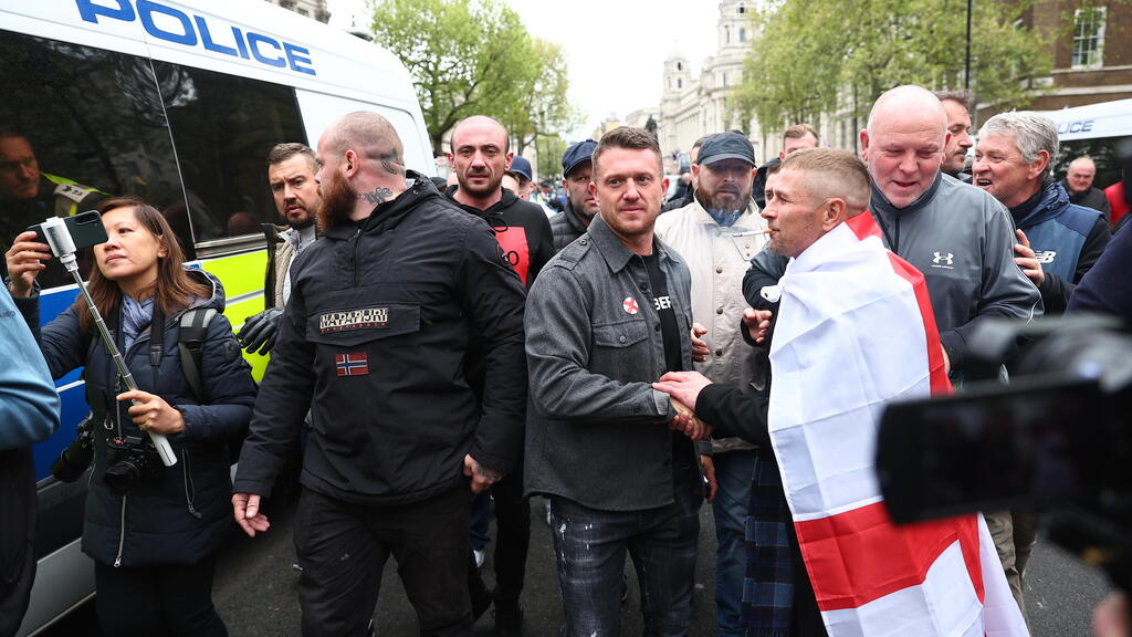 Stone Island enthusiasts. Tommy Robinson at a protest in London, 2024 (Photo: Peter Nicholls/Getty Images) טומי רובינסון בהפגנה בלונדון, 2024
