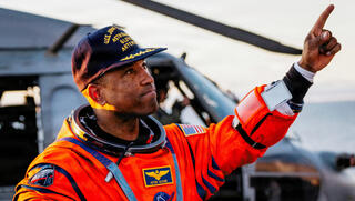 מודל לחיקוי למיליונים: האסטרונאוט שהקיף את הירח