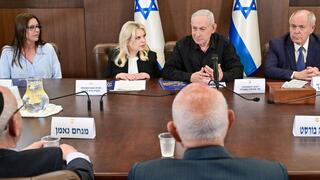 ראש הממשלה בנימין נתניהו ורעייתו שרה נתניהו נפגשו אתמול עם שורדי שואה שנבחרו להשיא משואה ביום הזיכרון לשואה ולגבורה, במשרד ראש הממשלה בירושלים