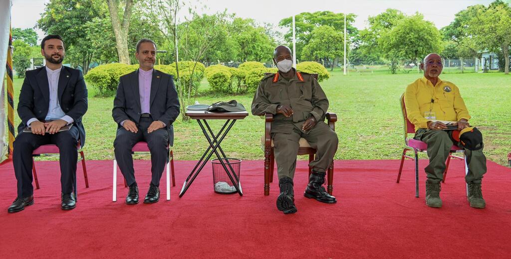 Ugandan President Yoweri Museveni with Iran’s ambassador to the country נשיא אוגנדה יוורי מוסווני לצד שגריר איראן במדינה