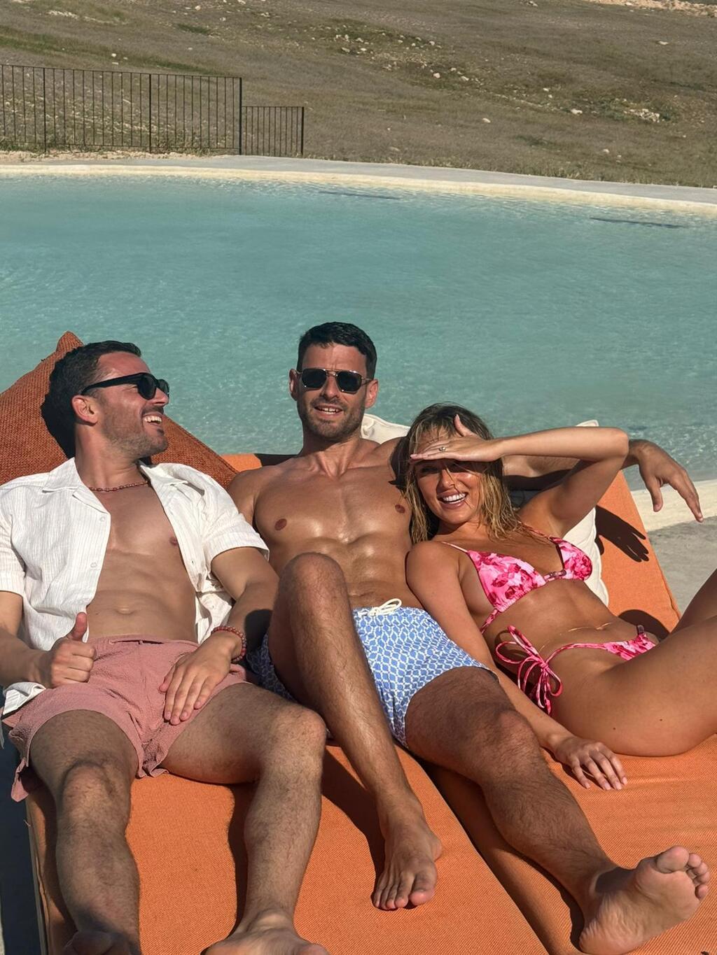 כל אחד והעבודה שלו. נודלמן, ליטמן ואטיאס (צילום: יח"צ קסטרו) קמפיין בגדי ים קסטרו אפריל 2026 עומר נודלמן