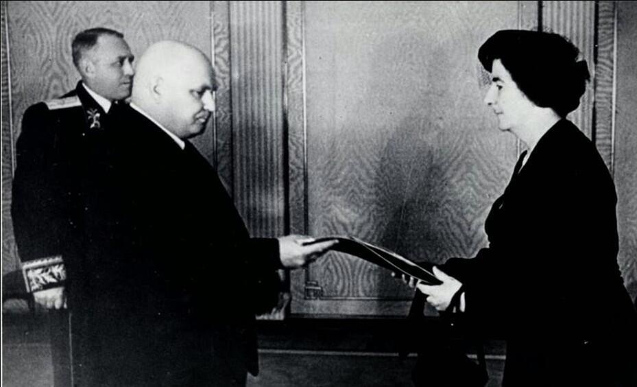 Голда Меир вручает верительные грамоты в Москве, 1948 г.  