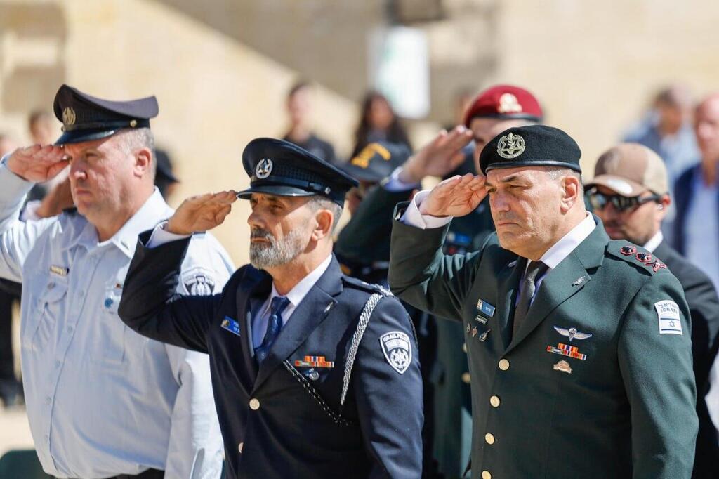 מפכ"ל המשטרה דני לוי בטקס הנחת הזרים ביד ושם