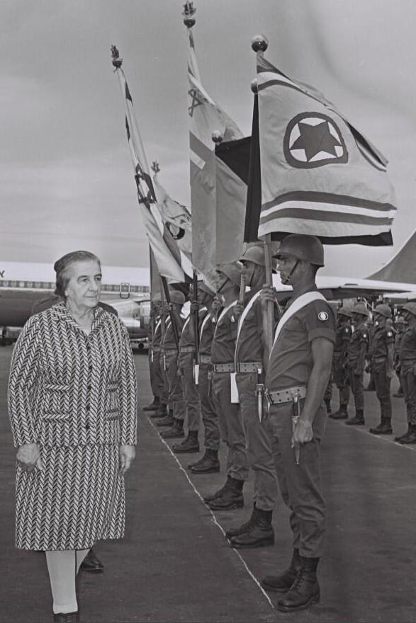 Голда Меир в полосатом костюме 