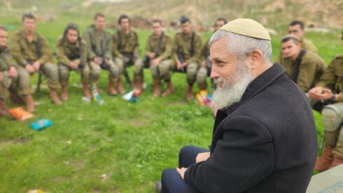 הרב תמיר גרנות פוגש תלמידים לוחמים במהלך המלחמה