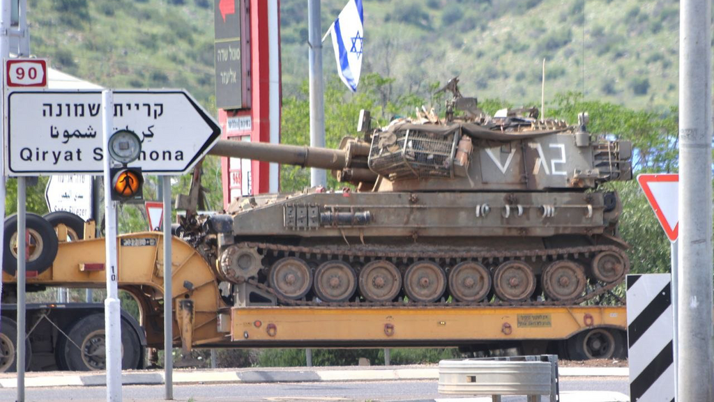 IDF tank being transported to the Lebanese border in the Kiryat Shmona area (Photo: Motti Kimchi) טנק צה"לי מובל לגבול לבנון מאזור קריית שמונה