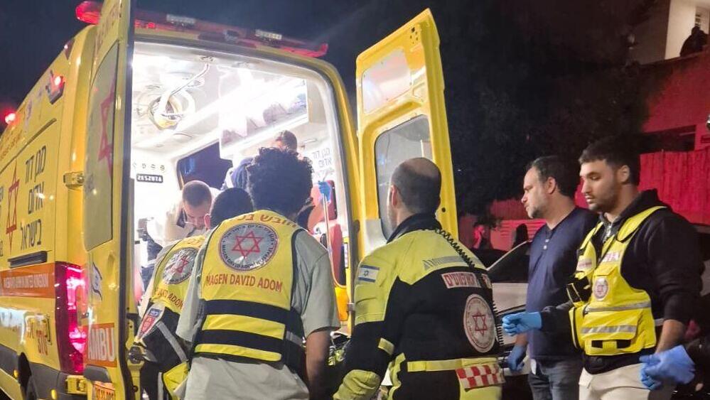 Бригада скорой помощи на месте происшествия (Фото: МАДА) זירת הרצח בהרצליה