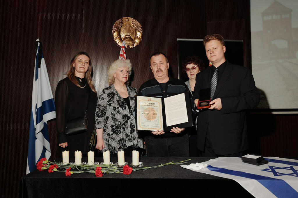  Вручение удостоверения праведника народов мира семье Михаила Владысика в Минске