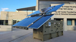 פאנלים לייצור חשמל סולארי בבית חיל האוויר