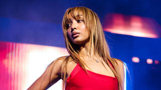 הפכה מילדת אינטרנט לכוכבת פופ שמשגעת את העולם