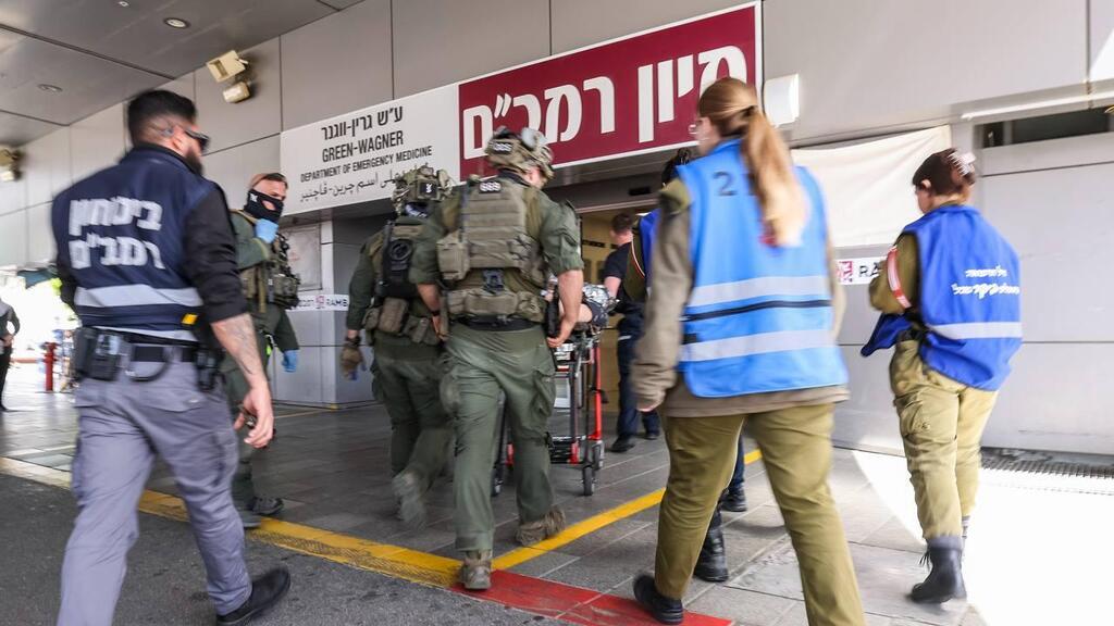 Доставка раненых в больницу "Рамбам" (Фото предоставлено пресс-службой больницы) פנוי לוחמי צה"ל שנפצעו בלבנון לביה"ח רמב"ם
