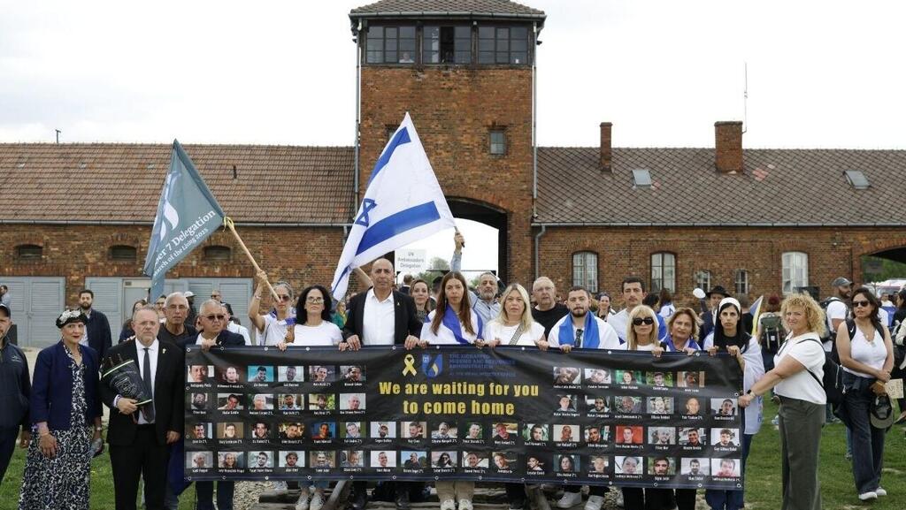 Пережившие плен в Газе на Марше жизни שורדת השבי מורן סטלה ינאי במצעד החיים בפולין