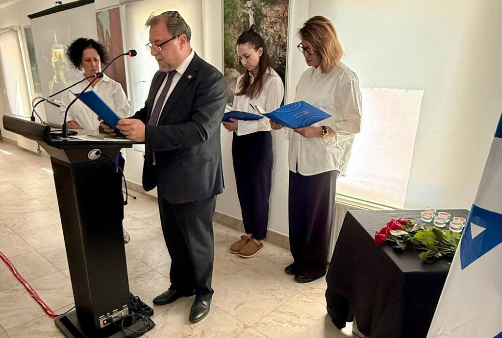  Глава представительства "Натив" Болеслав Ятвецкий выступает на церемонии в Ташкенте