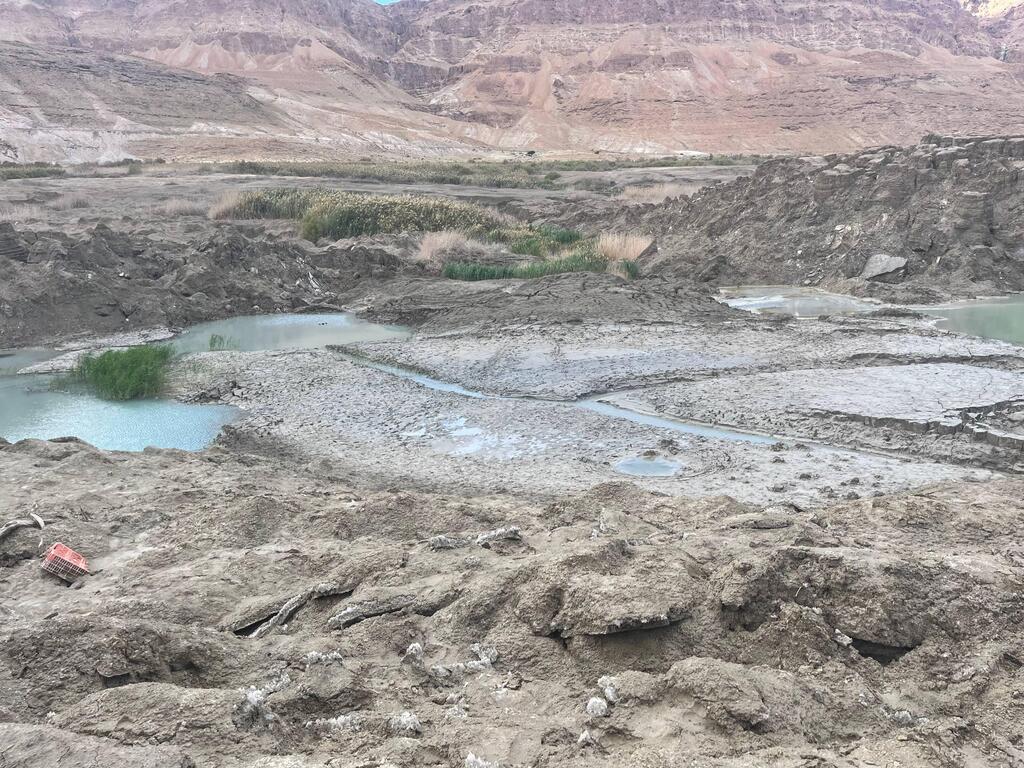 הבולען החם-קר. מימין - הנקודה שבה הייתה הנביעה בעבר. משמאל: הנביעה במיקום החדש