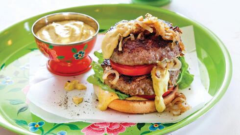 המבורגר עם רוטב איולי־קארי