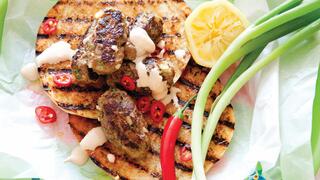 קבב מתובל עם טחינה ולימון כבוש