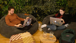 בני ה-60 לא רוצים לשוב למשרד, בני ה-20 מתגעגעים