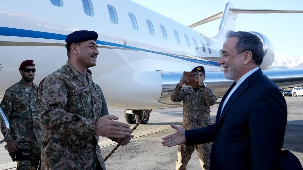 השר החוץ האיראני סייד עבאס אראקצ'י וראשה מטה צבא פקיסטן בטהרן