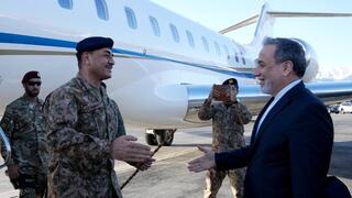 השר החוץ האיראני סייד עבאס אראקצ'י וראשה מטה צבא פקיסטן בטהרן