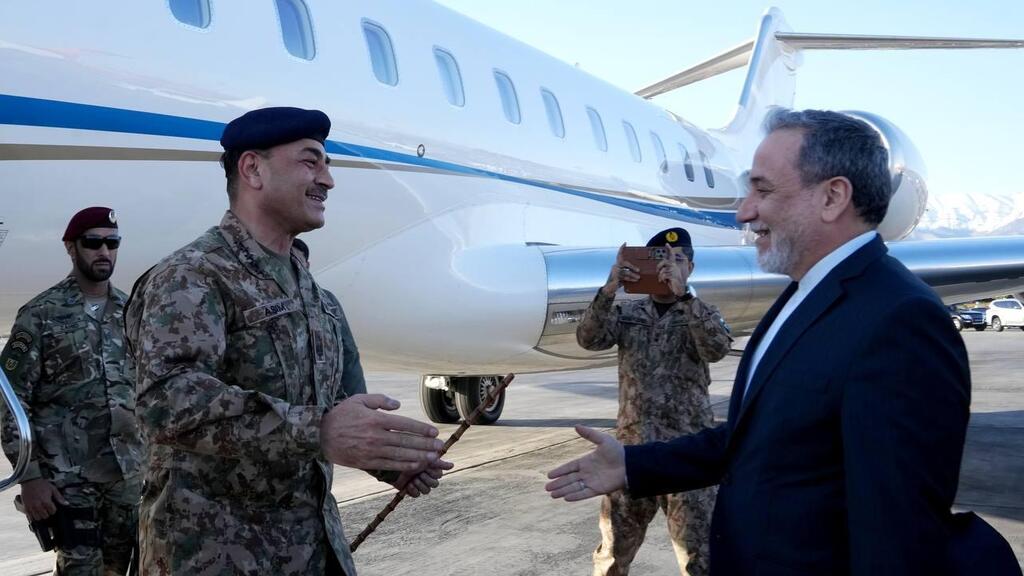 השר החוץ האיראני סייד עבאס אראקצ'י וראשה מטה צבא פקיסטן בטהרן