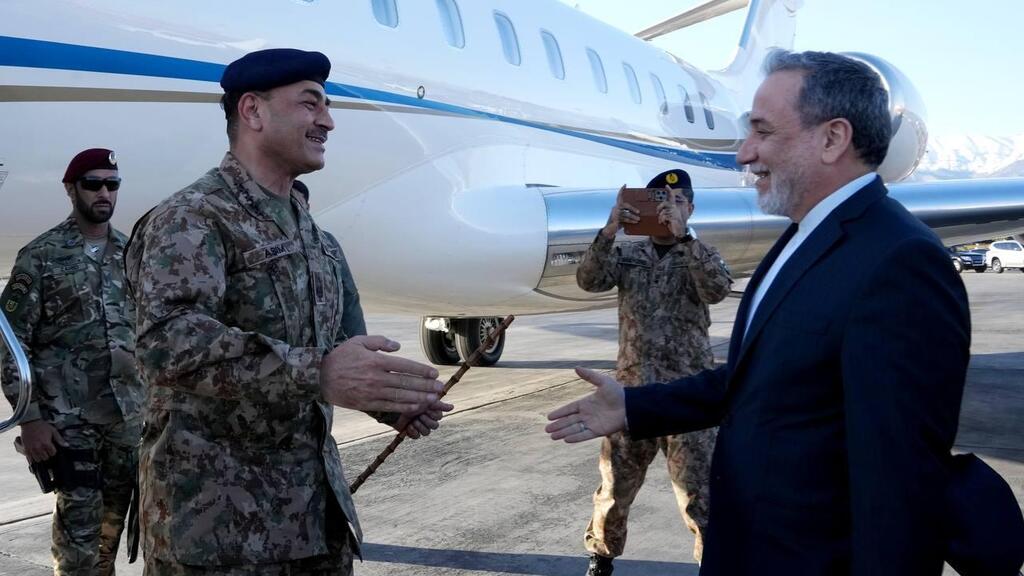 Iranian Foreign Minister Abbas Araghchi meets with Pakistani army chief Gen. Asim Munir השר החוץ האיראני סייד עבאס אראקצ'י וראשה מטה צבא פקיסטן בטהרן