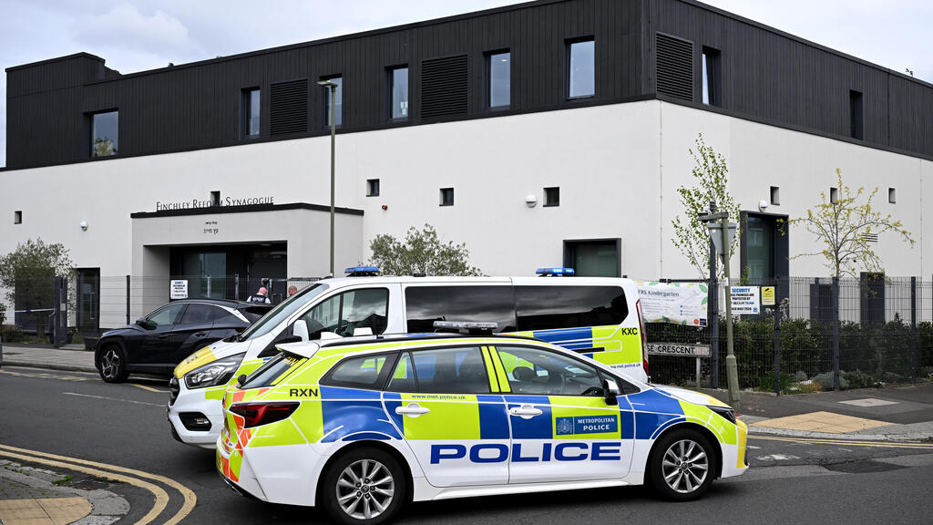 Police cars outside Finchley Reform Synagogue after firebomb attack (Photo: Leon Neal/Getty Images) Police cars outside Finchley Reform Synagogue after firebomb attack