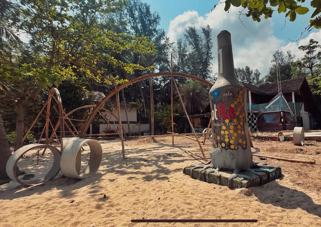 רחוק מההמון. החוף שבו מוקם הריזורט