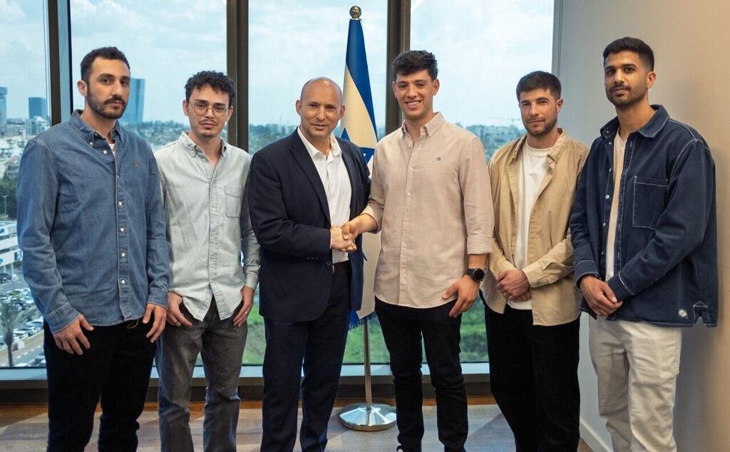 בנט וחברי ארגון 'כתף אל כתף'