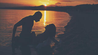 מין על חוף הים. אילוסטרציה