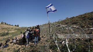 תלמידים מח'רבת אום אל-ח'יר שדרכם לבית הספר נחסמה