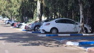 החניון בתחנת הרכבת בקריית מוצקין שנצבע בכחול לבן על ידי העירייה