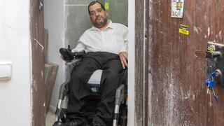 אברהם רואש, עורך דין המרותק לכיסא גלגלים, אינו יכול לשוב לדירת הדיור הציבורי שלו בנתניה לאחר פרויקט תמ"א 38