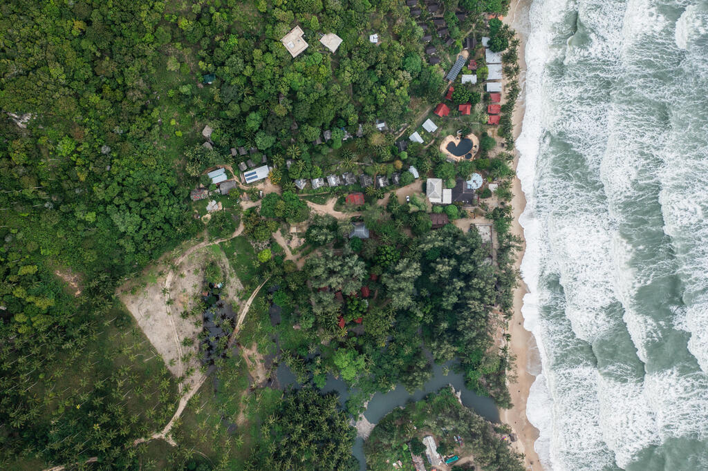 רחוק מההמון. החוף שבו מוקם הריזורט