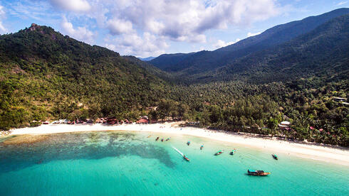 רחוק מההמון. החוף שבו מוקם הריזורט