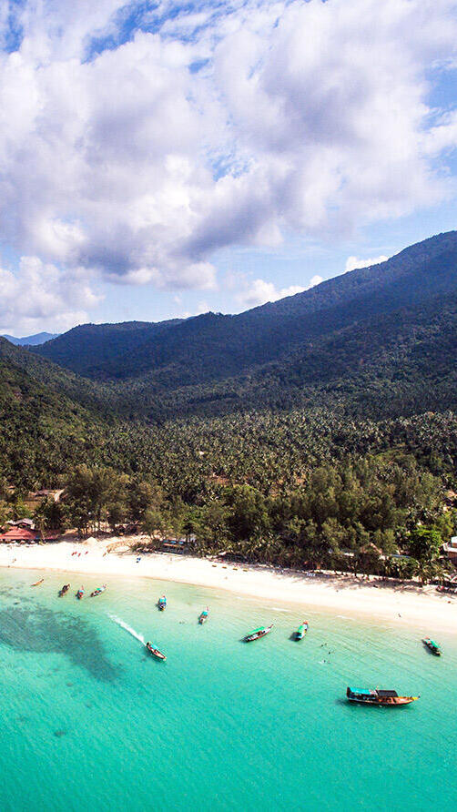 רחוק מההמון. החוף שבו מוקם הריזורט