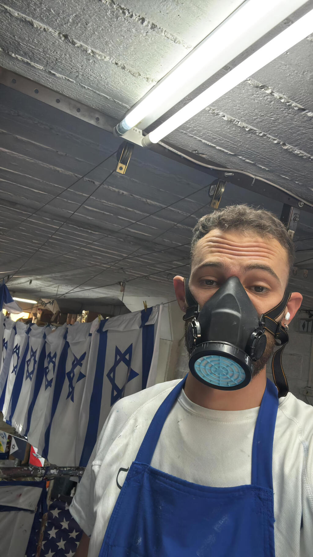 נדב ברמן בשעת צביעת הדגלים