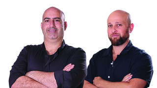 מימין לשמאל: אלון וייזברג ויגאל אליהו