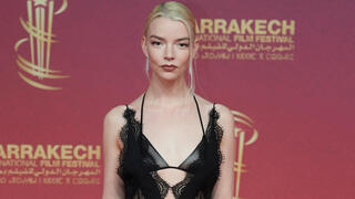 יופי קריר, בגדים לוהטים: אניה טיילור ג'וי חוגגת 30