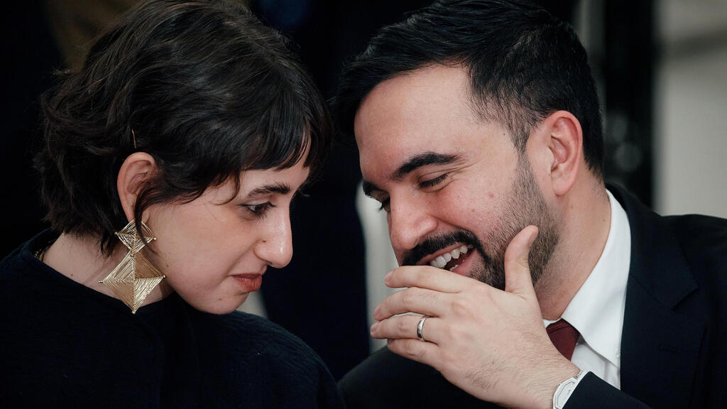 Мамдани с супругой (Фото: AP Photo/Andres Kudacki) ראמה דוואג'י