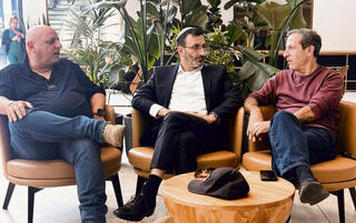 מימין: רובי חן, הרב דורון פרץ, שי ליבוביץ'