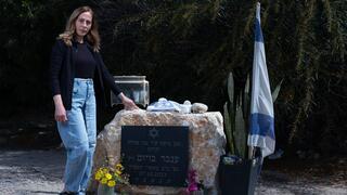 ענת אסייג, דודה וגיסה שכולה, בגל־עד לזכר אחיינה בכניסה לשדרות. "לא ידעתי שיש כל כך הרבה אנשים במצב שלי"