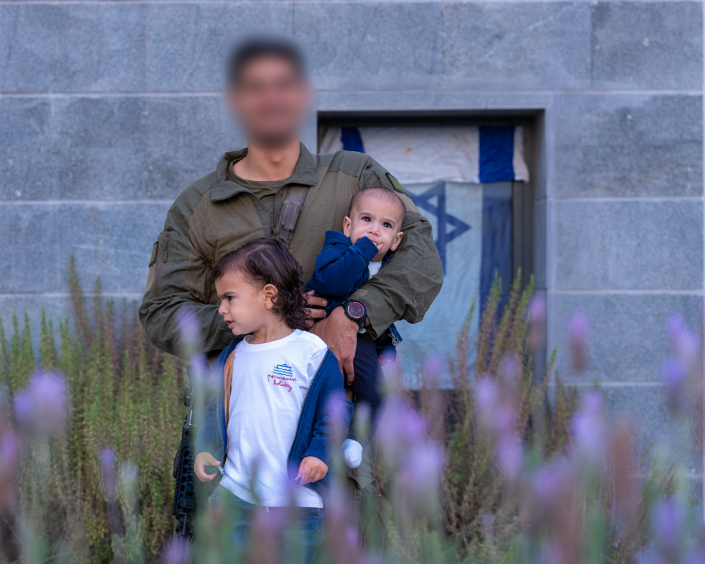 רס"ן א' עם הילד אלרועי חיים והתינוק כפיר ציון