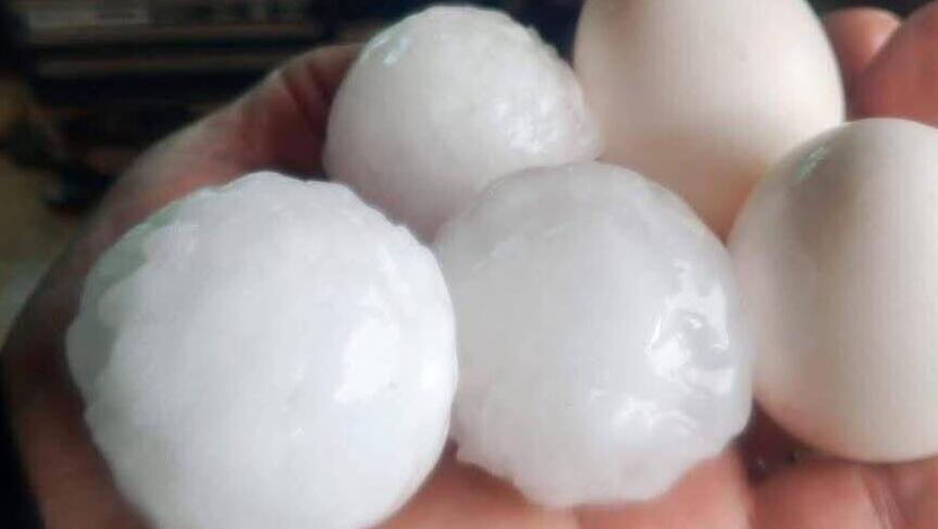 תיעוד הברד היום בבוקתעא ונזק למכונית