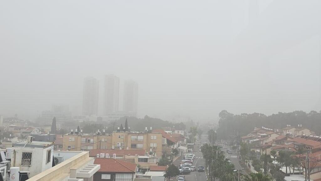 אובך כבד בשמי עכו