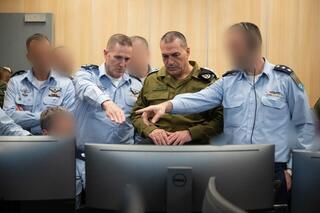 מצורפות תמונות של הרמטכ"ל, רב-אלוף אייל זמיר ומפקד חיל האוויר, אלוף תומר בר בבור חיל האוויר בעת המבצע